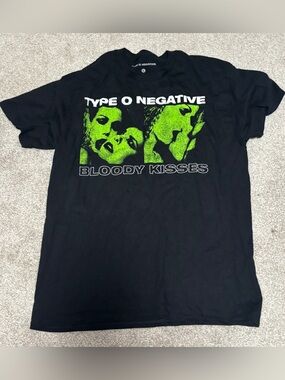"Bloody Kisses" TYPE O NEGATIVE Black Graphic T-Shirt (unisex large)
